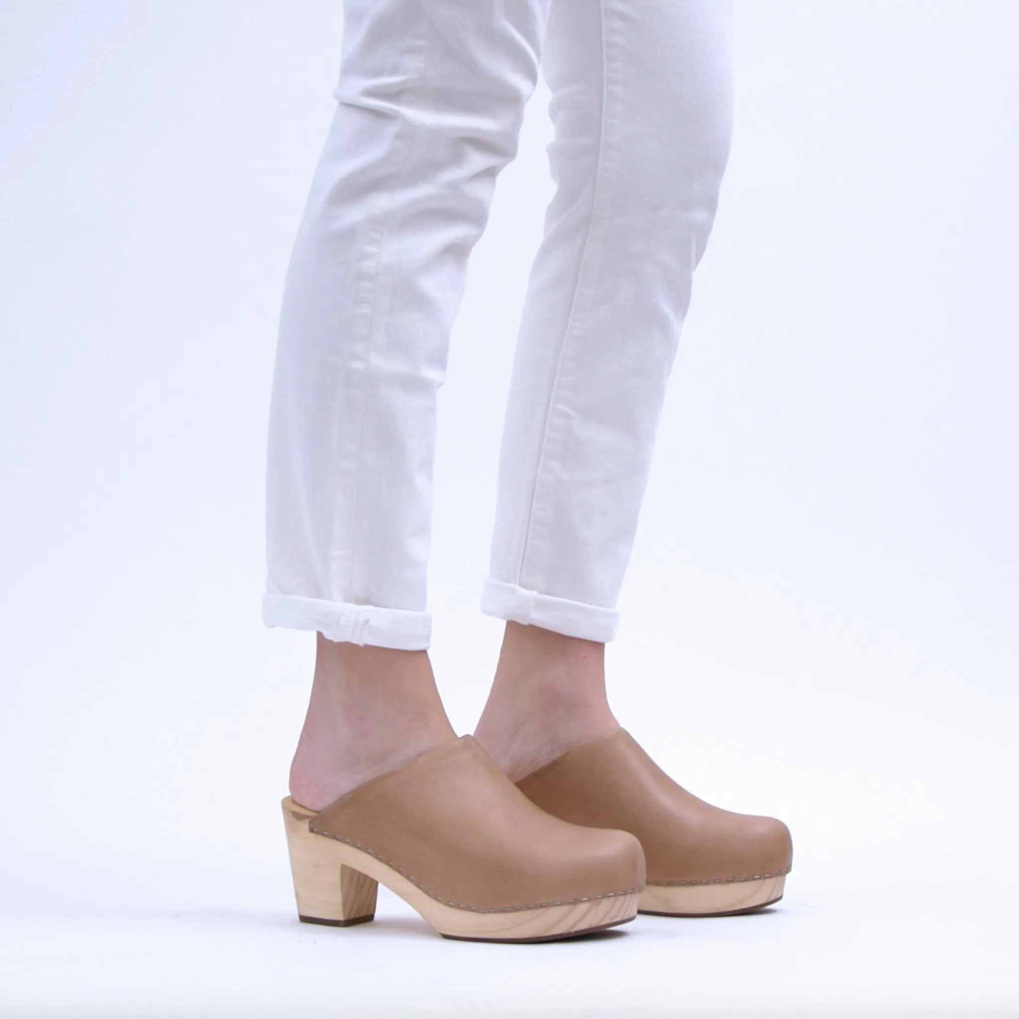 All-Day Heeled Clog Almond -NISOLO