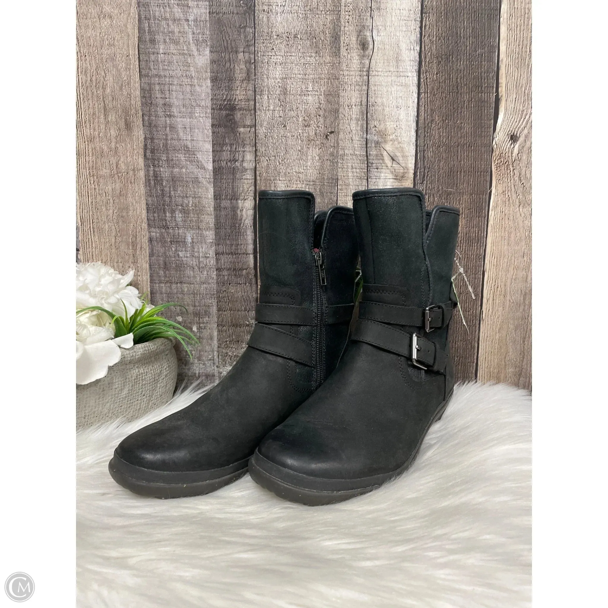 Boots Designer By Ugg In Black, Size: 7