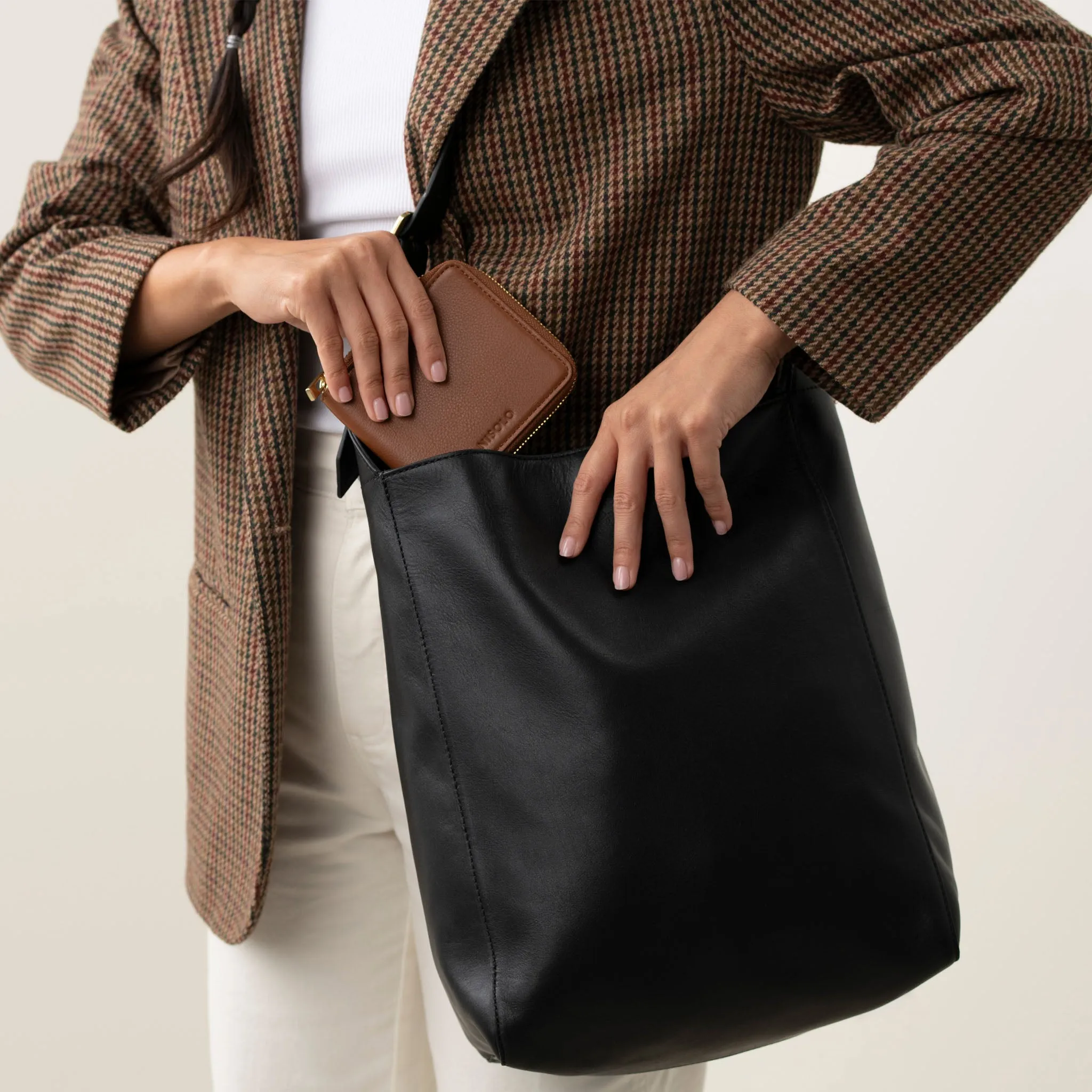 Cecilia Go-To Shoulder Bag Black -NISOLO