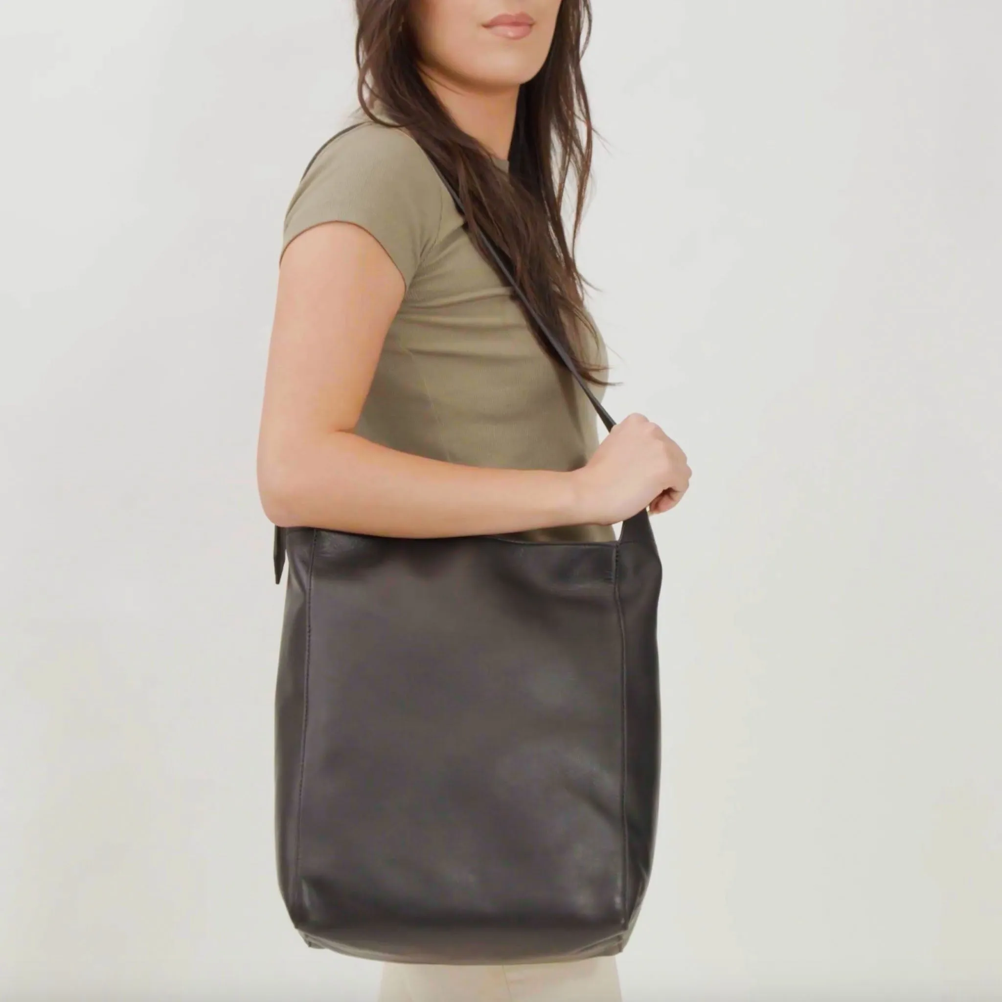 Cecilia Go-To Shoulder Bag Black -NISOLO