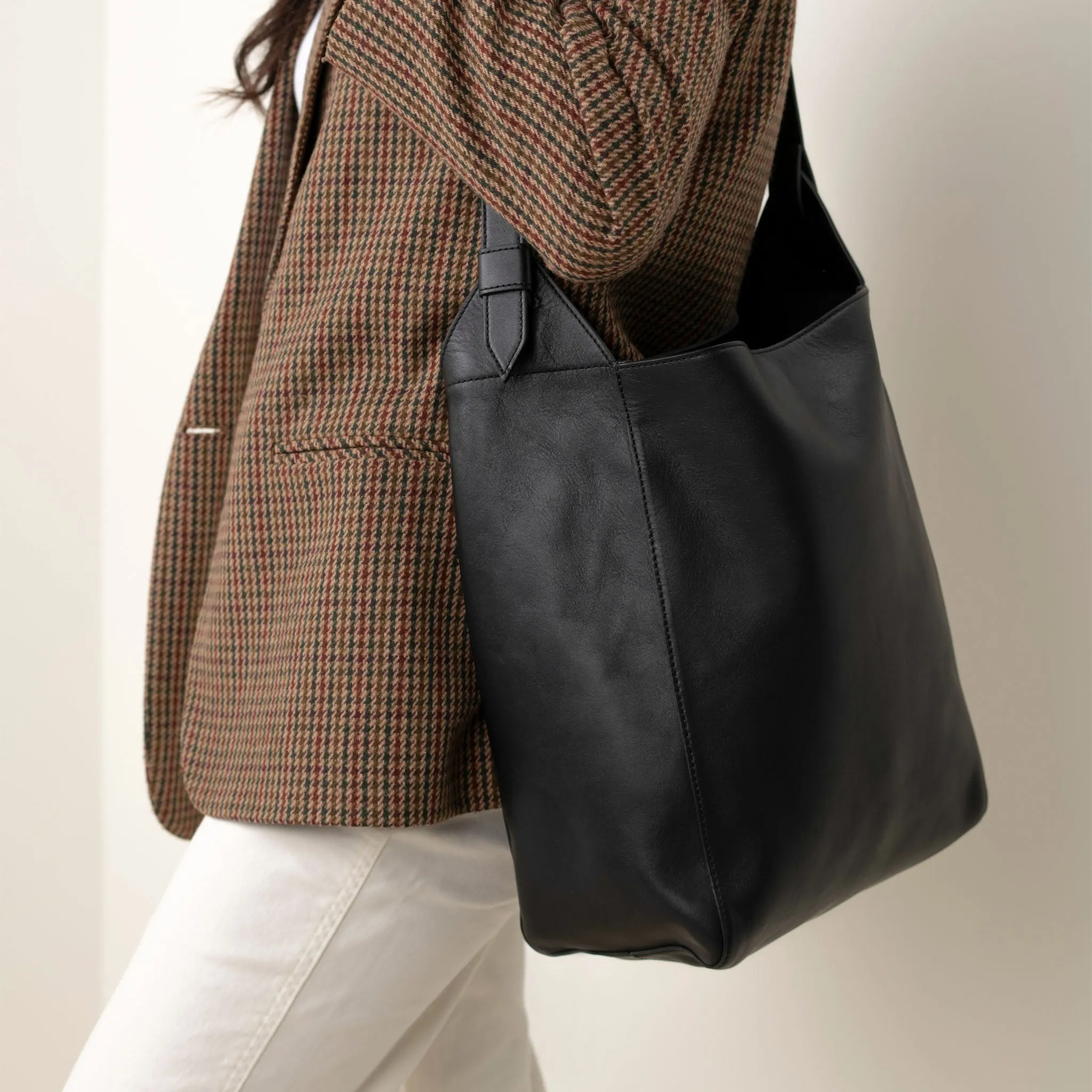 Cecilia Go-To Shoulder Bag Black -NISOLO