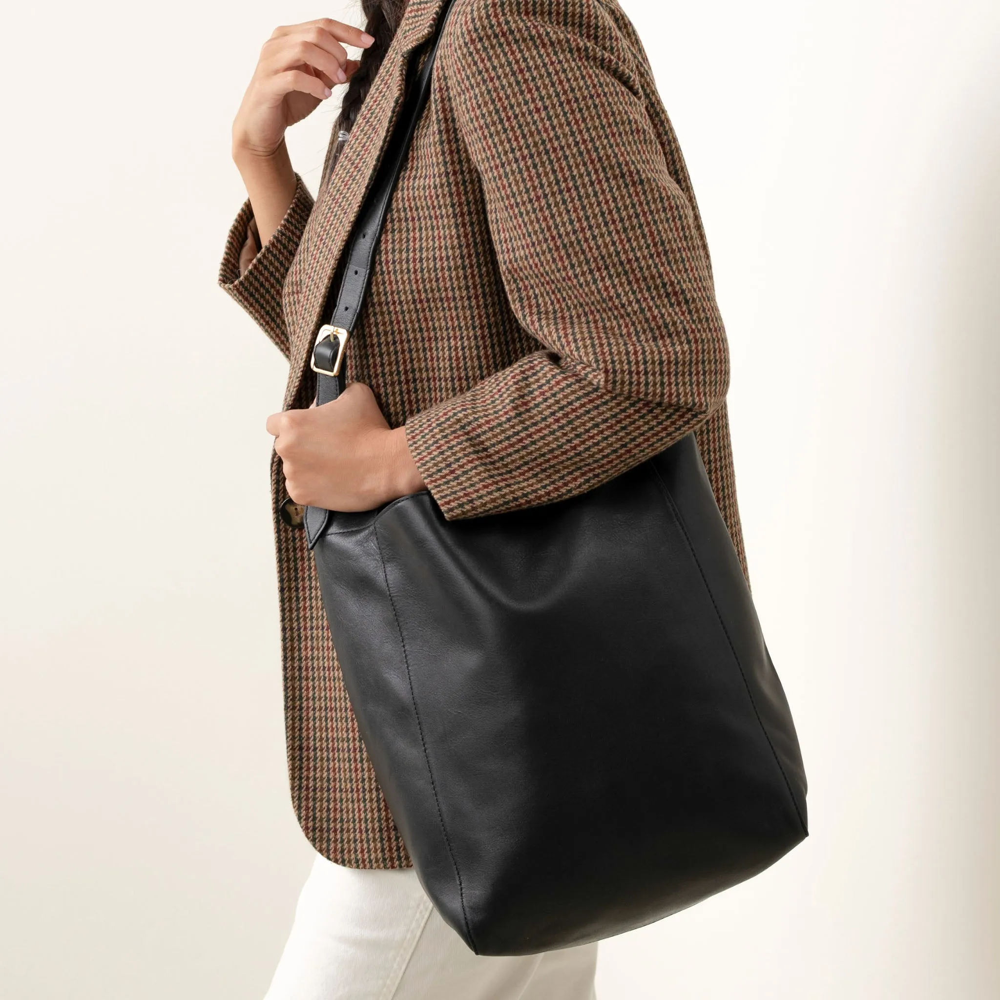 Cecilia Go-To Shoulder Bag Black -NISOLO