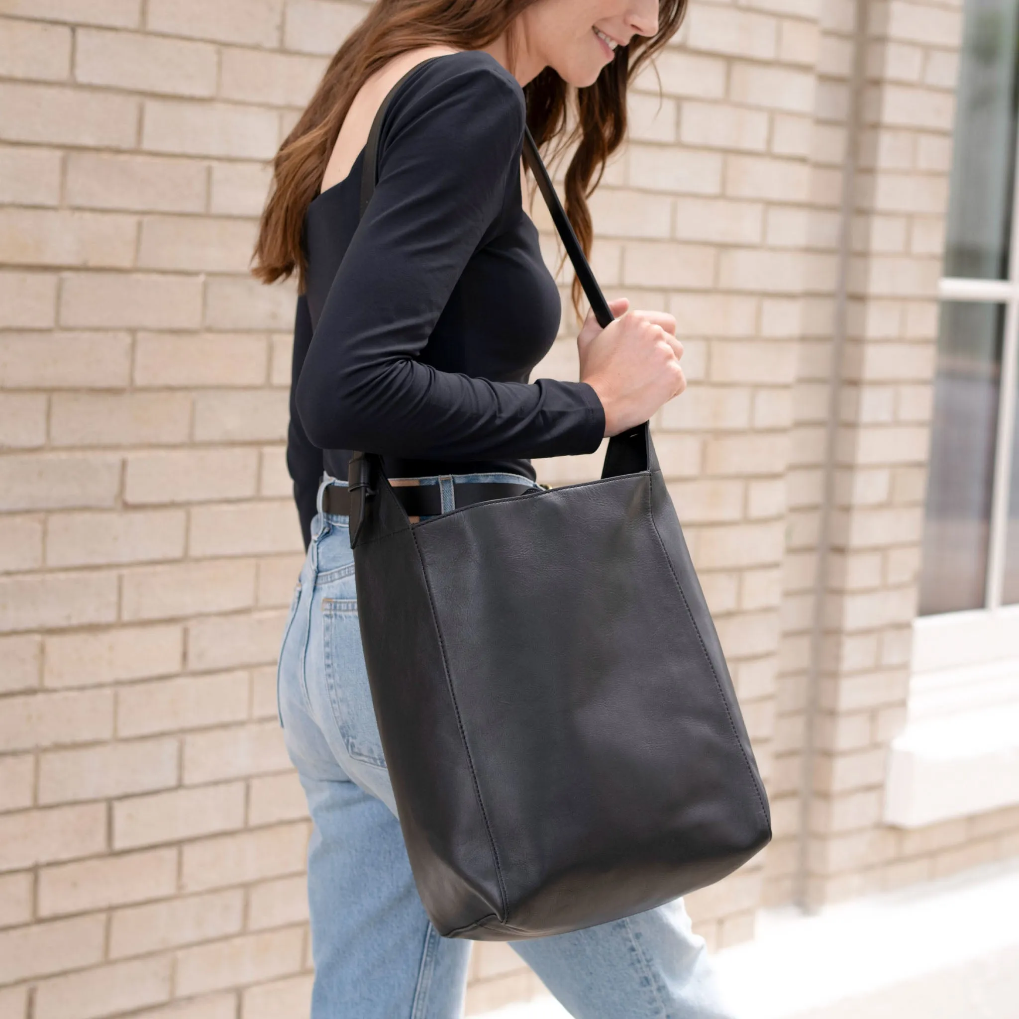 Cecilia Go-To Shoulder Bag Black -NISOLO