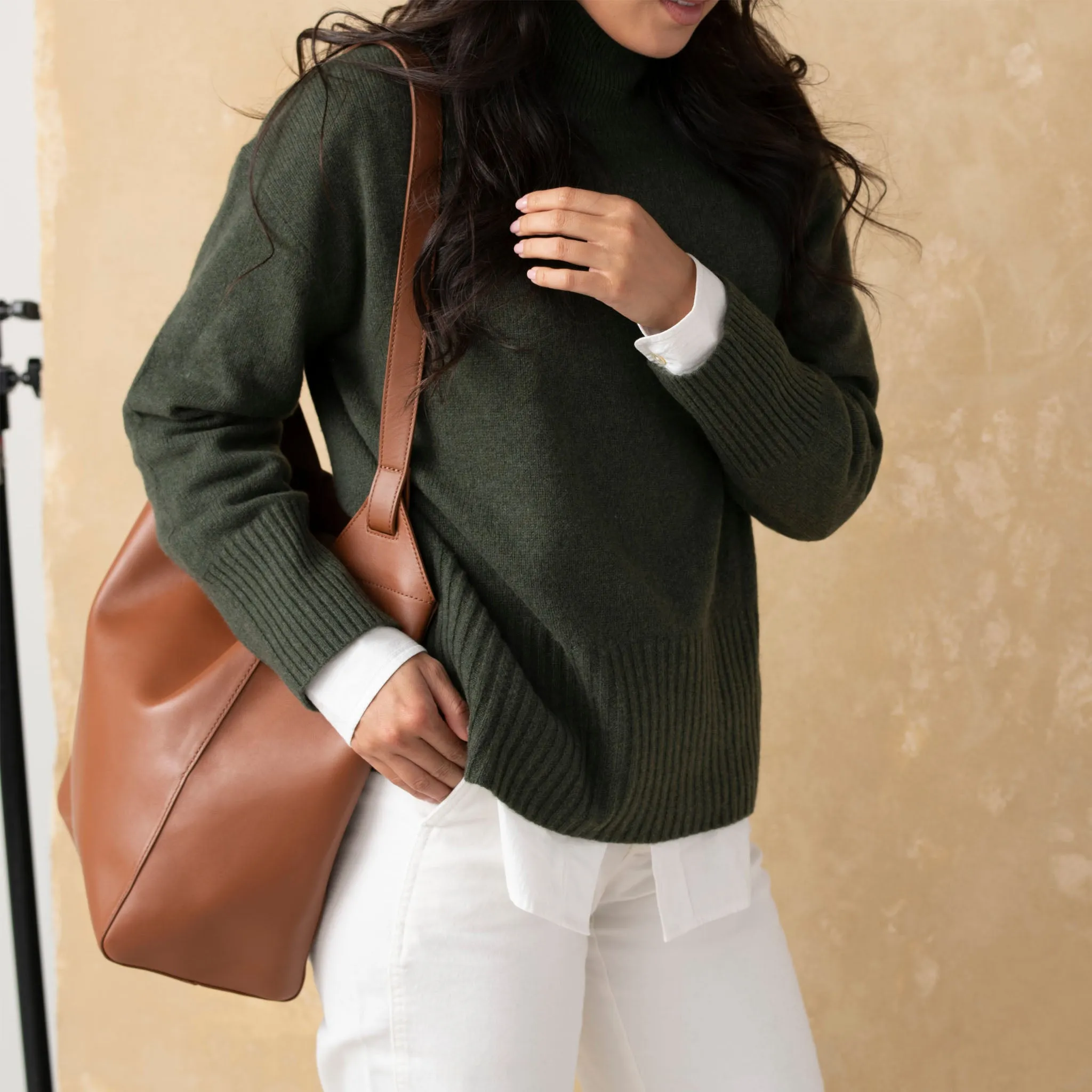 Cecilia Go-To Shoulder Bag Caramel -NISOLO