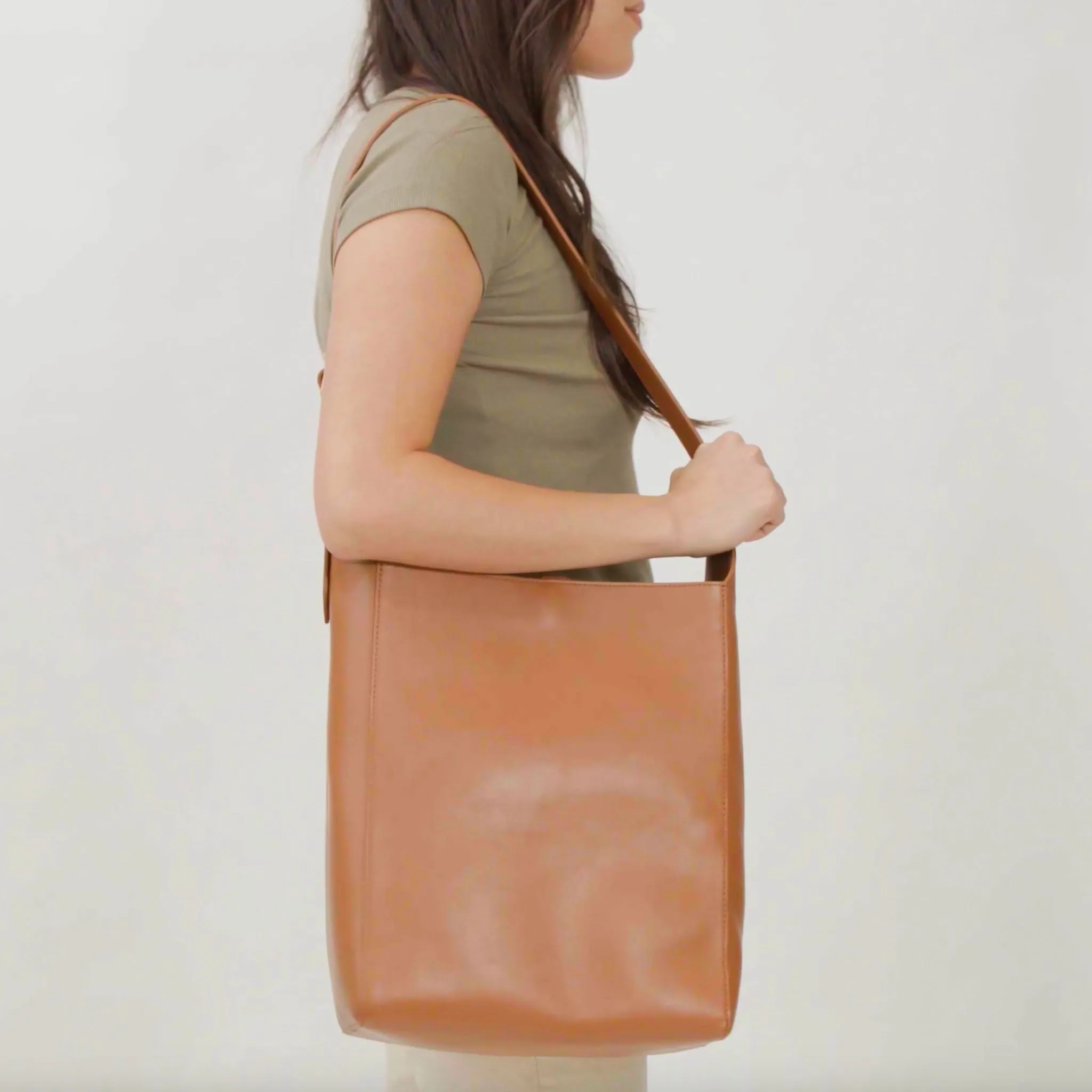 Cecilia Go-To Shoulder Bag Caramel -NISOLO