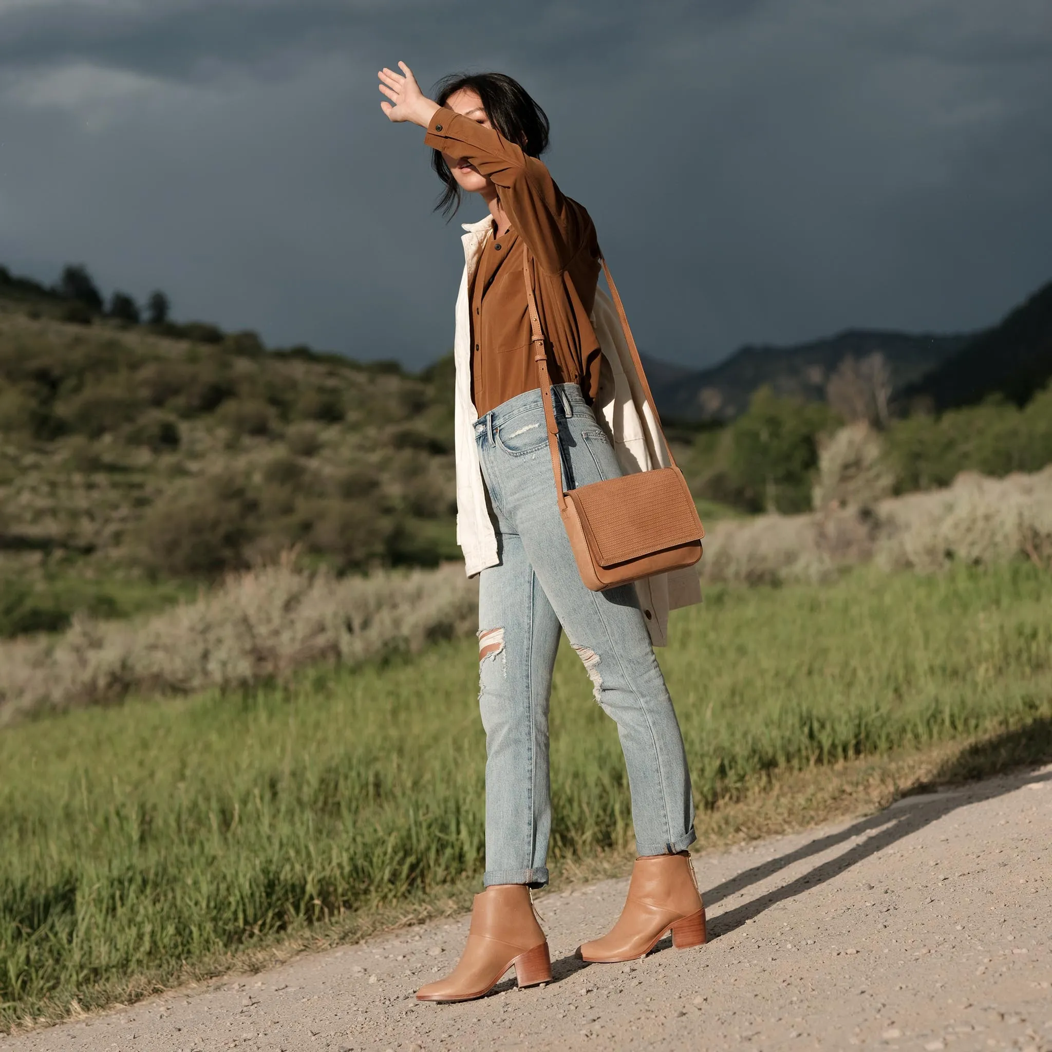 Clara Crossbody Almond -NISOLO