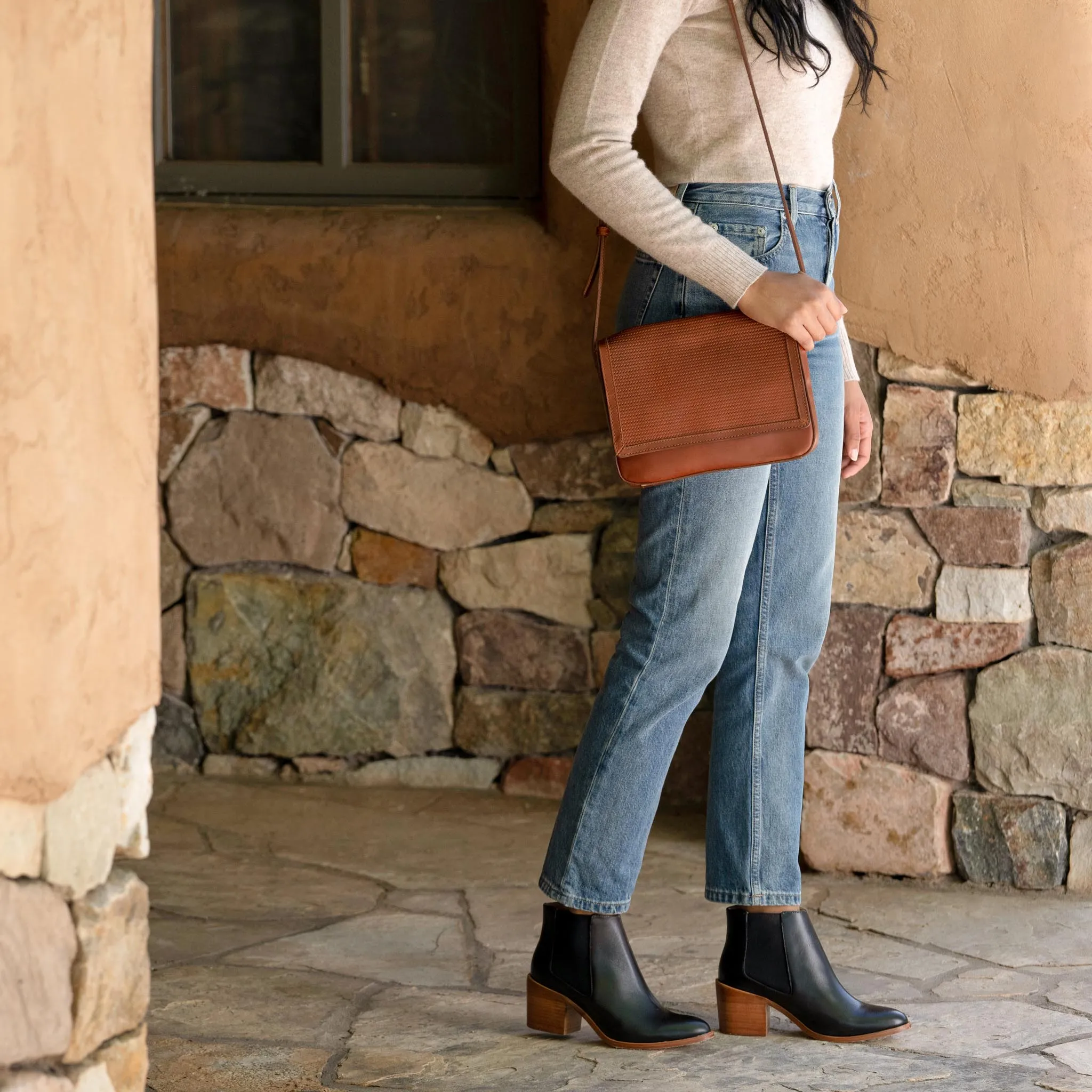 Clara Crossbody Woven Brandy -NISOLO