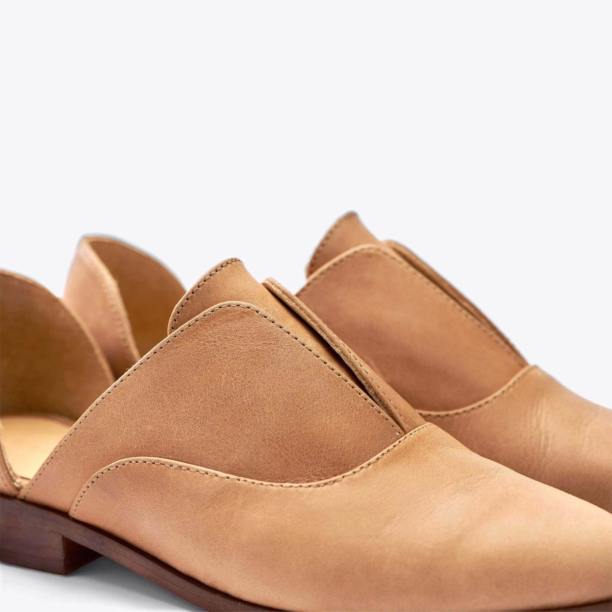 Classic Oxford Almond -NISOLO