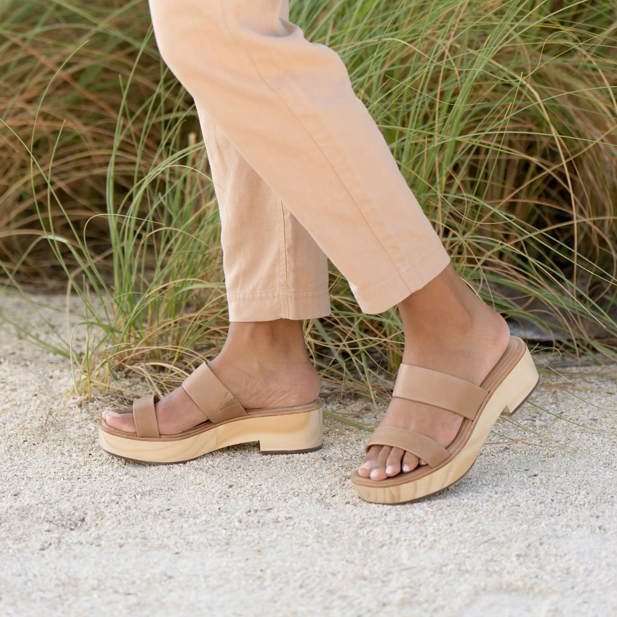 Ellie All-Day Clog Almond -NISOLO