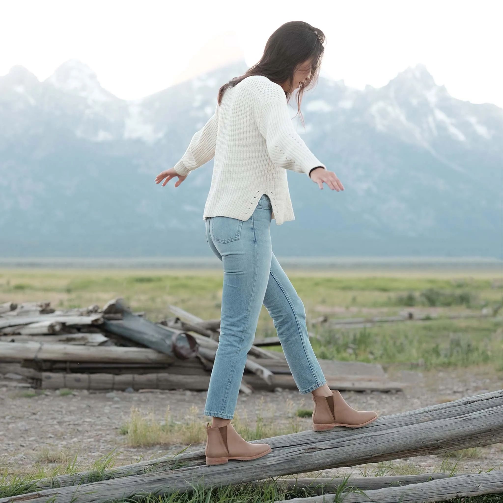 Eva Everyday Chelsea Boot Almond -NISOLO