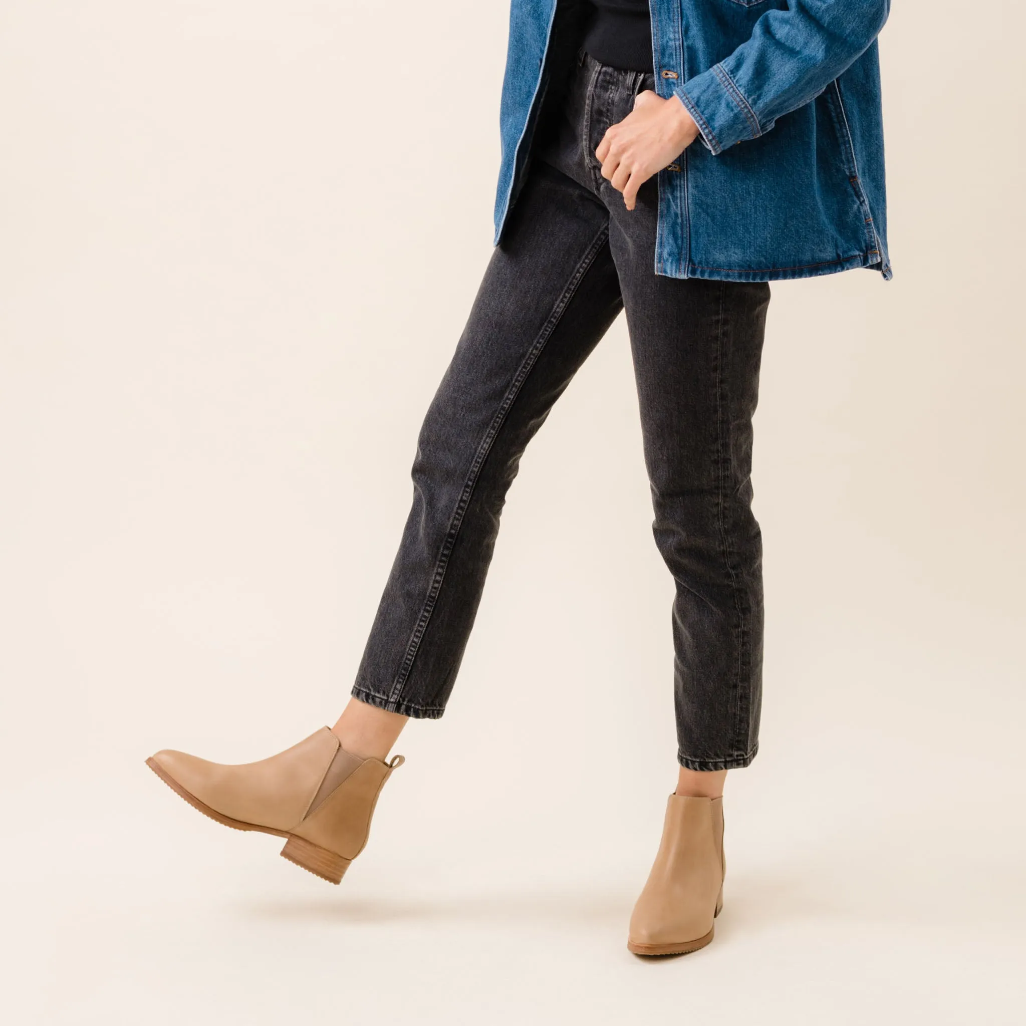 Eva Everyday Chelsea Boot Almond -NISOLO