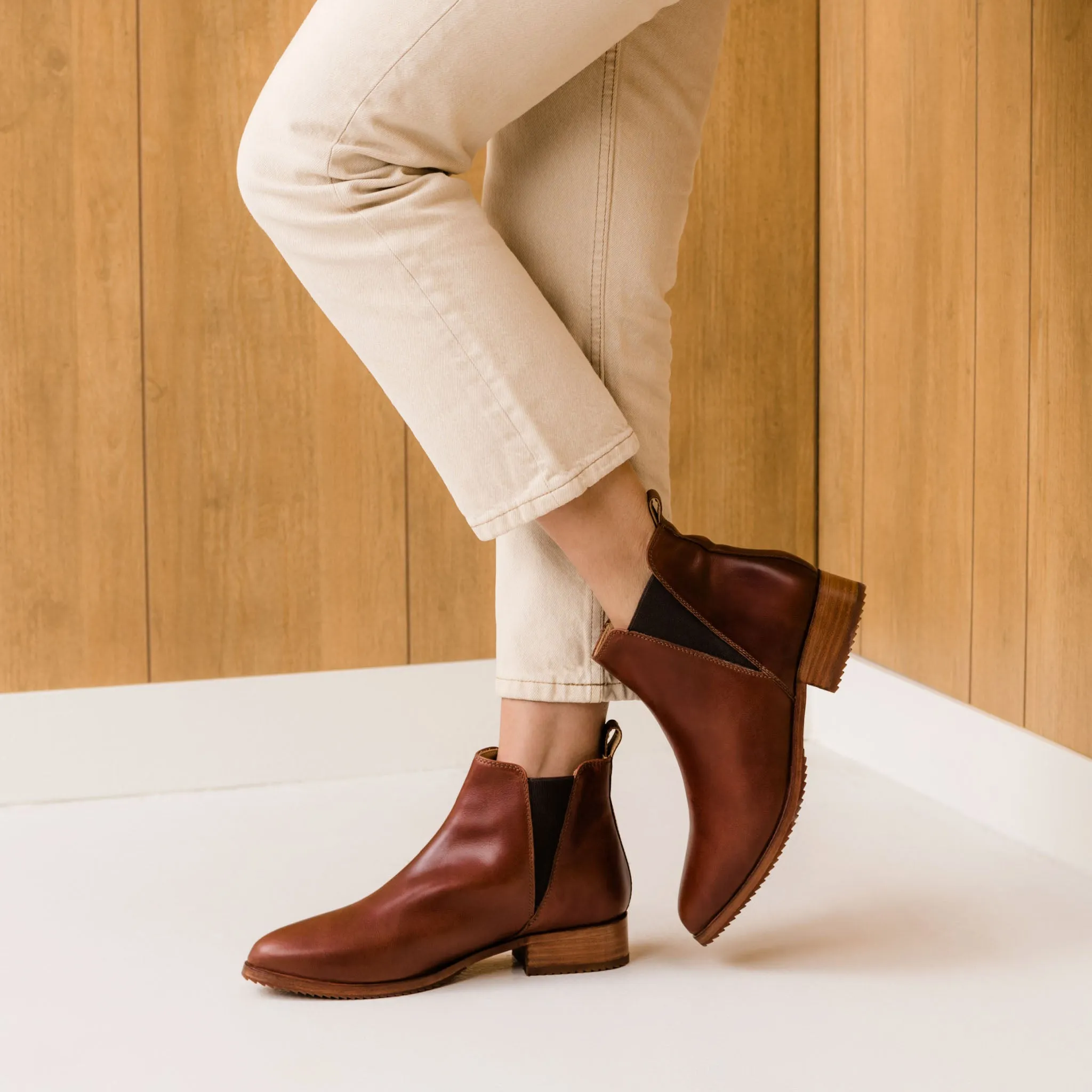 Eva Everyday Chelsea Boot Auburn -NISOLO