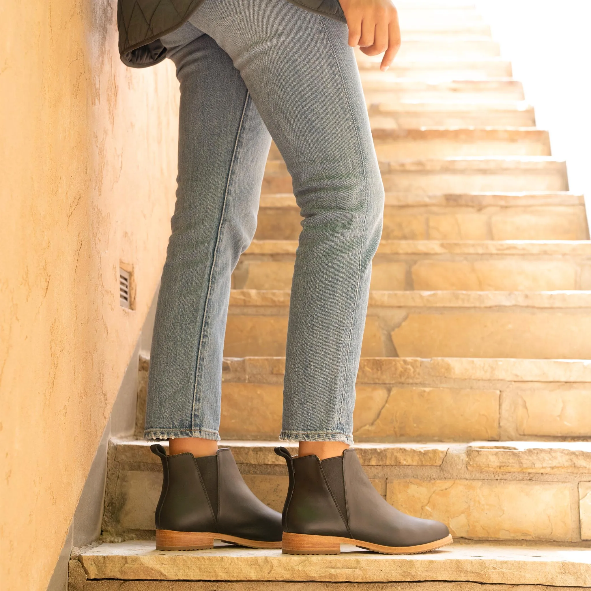 Eva Everyday Chelsea Boot Black -NISOLO