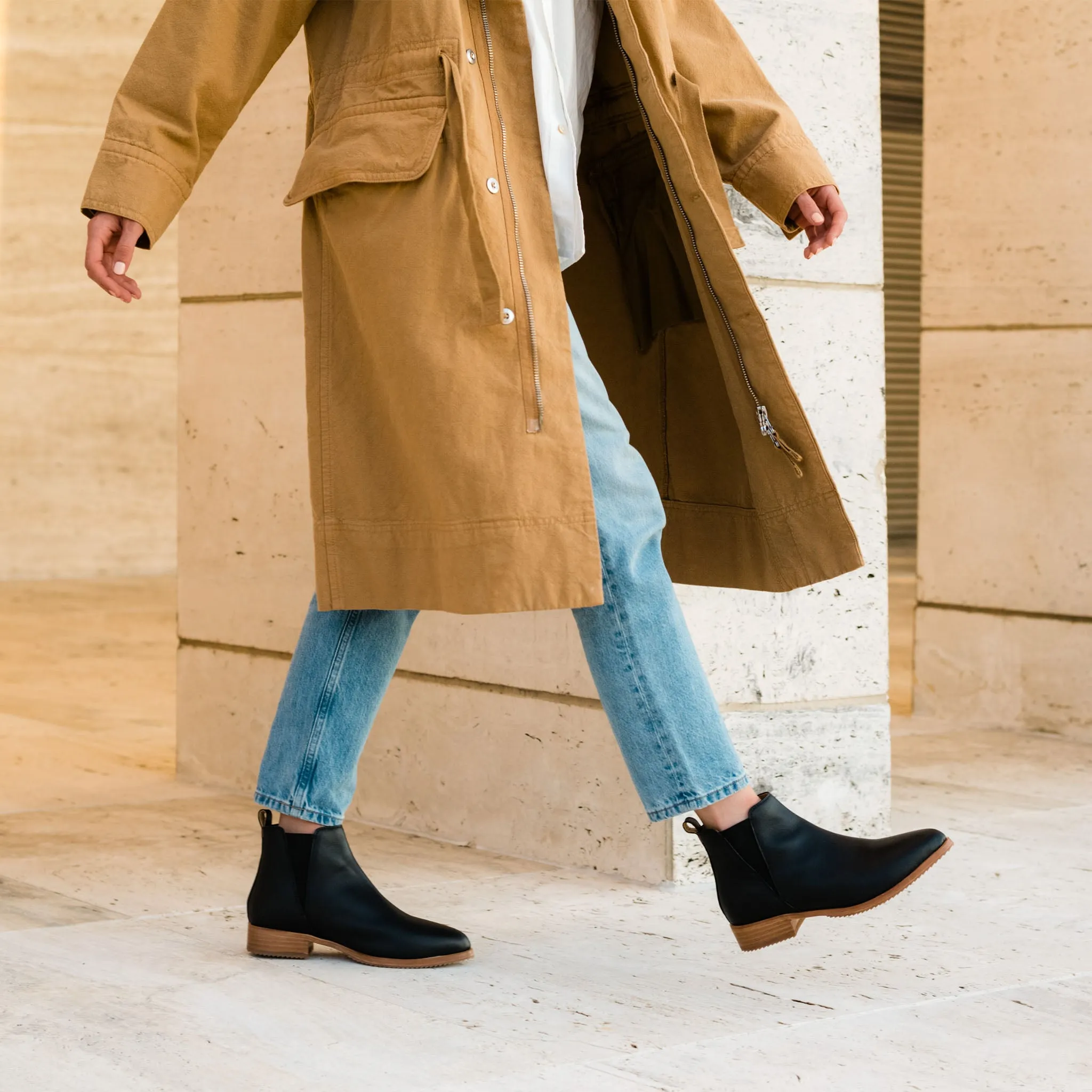 Eva Everyday Chelsea Boot Black -NISOLO