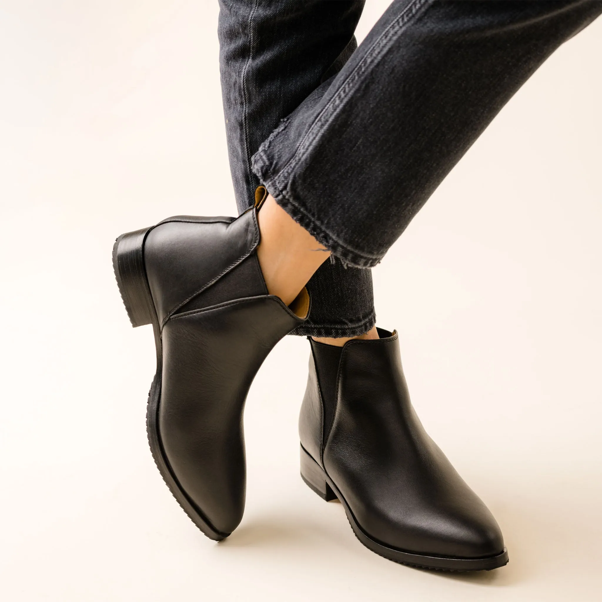 Eva Everyday Chelsea Boot Black/Black -NISOLO