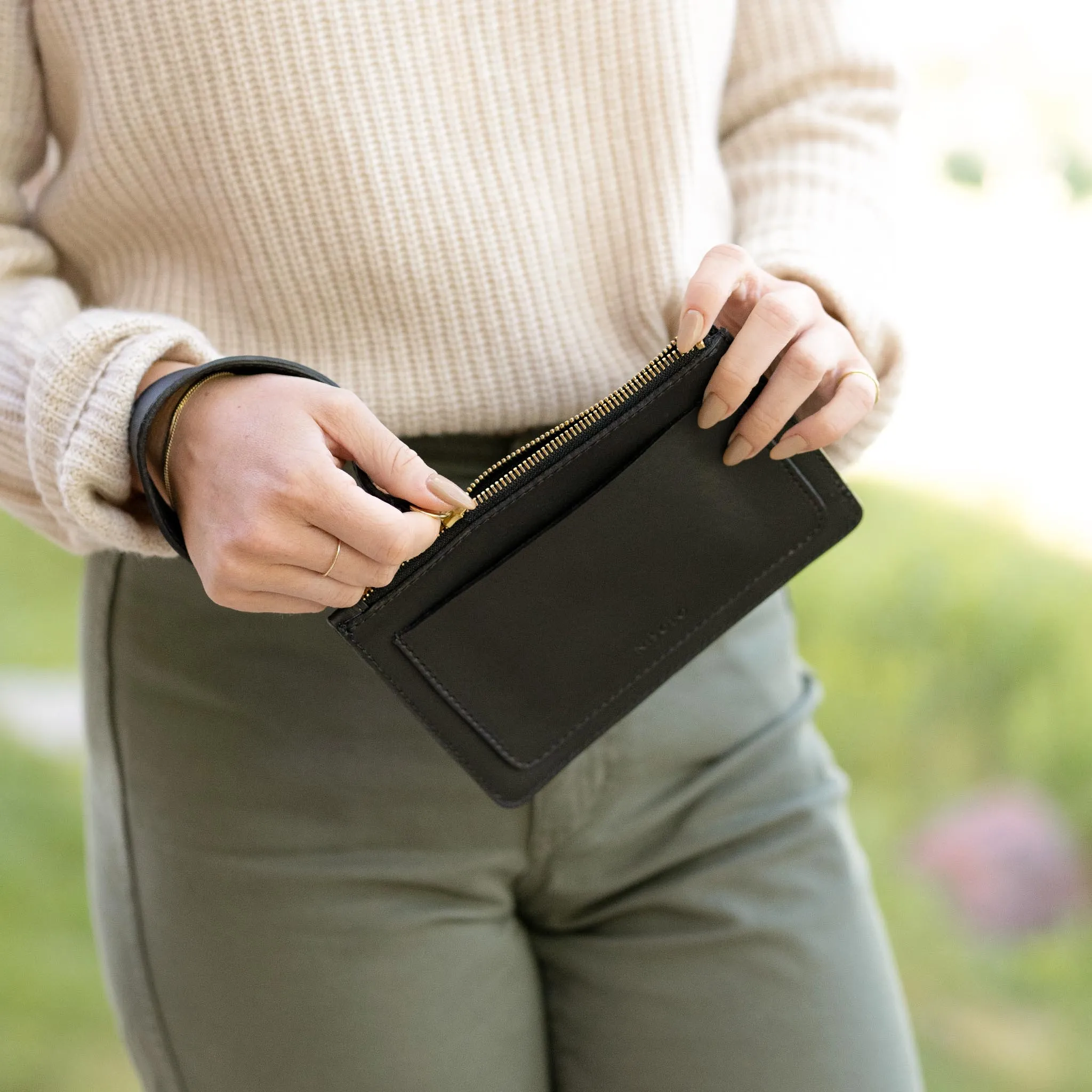 Go-To Wristlet Clutch Black -NISOLO