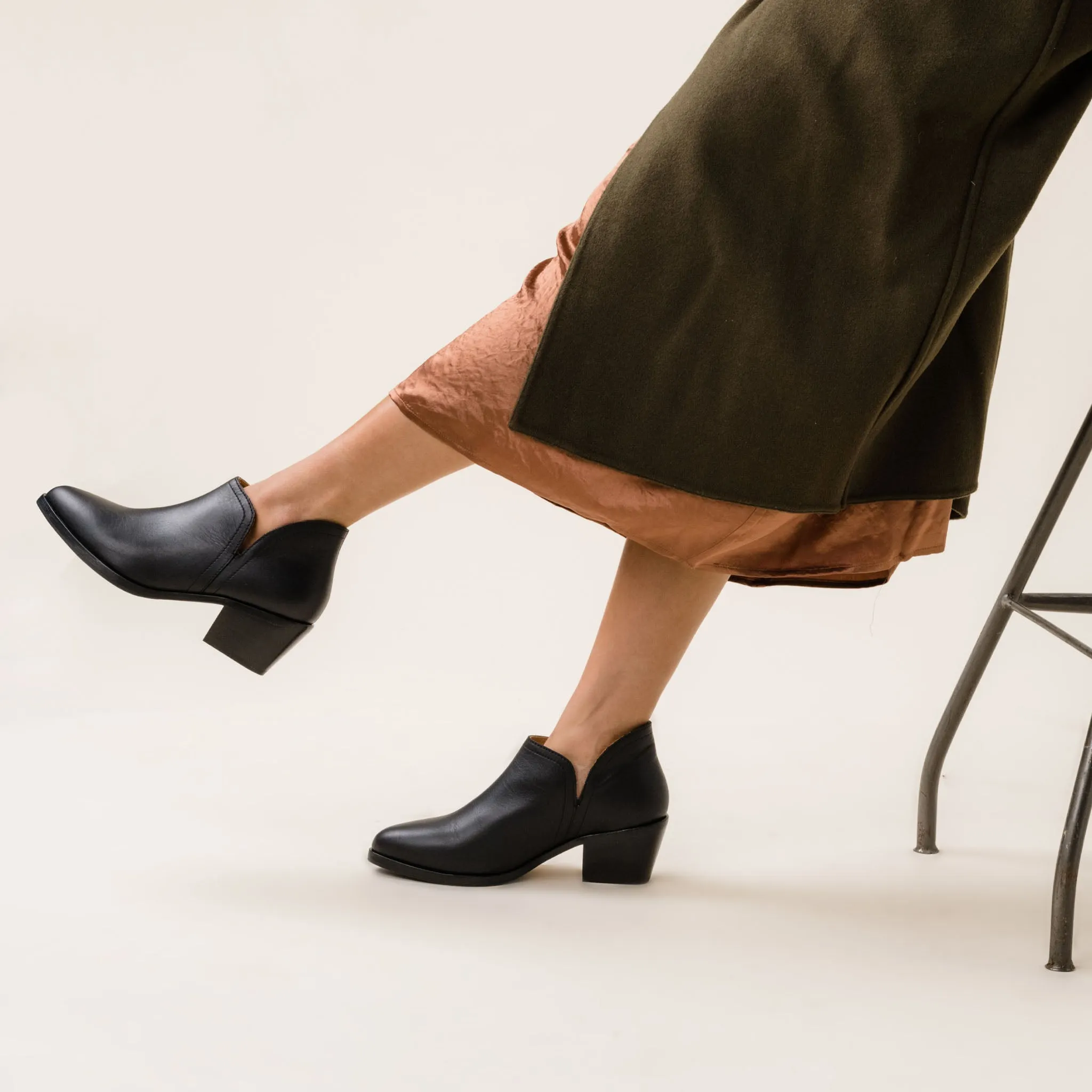 Mia Everyday Ankle Bootie Black/Black -NISOLO