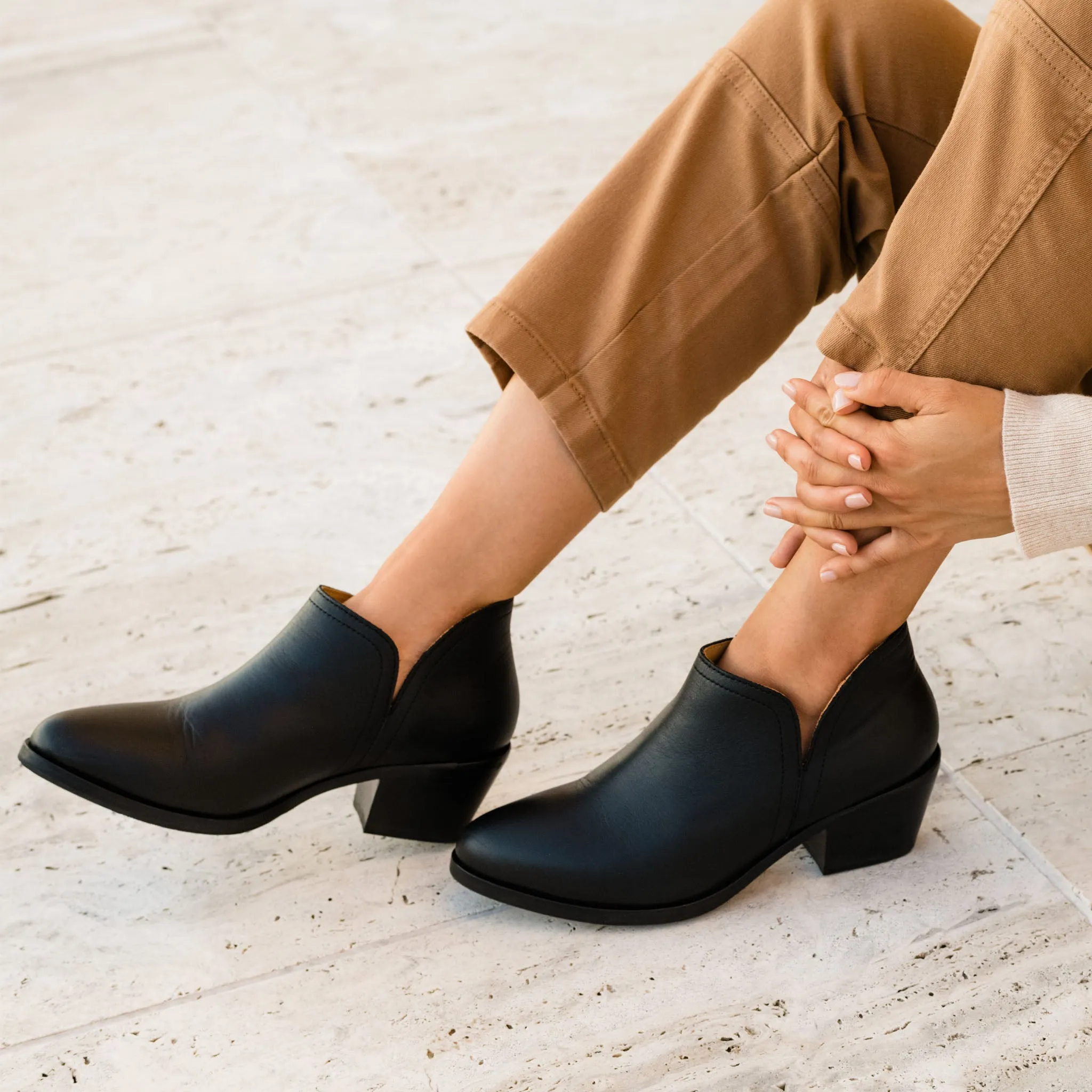 Mia Everyday Ankle Bootie Black/Black -NISOLO