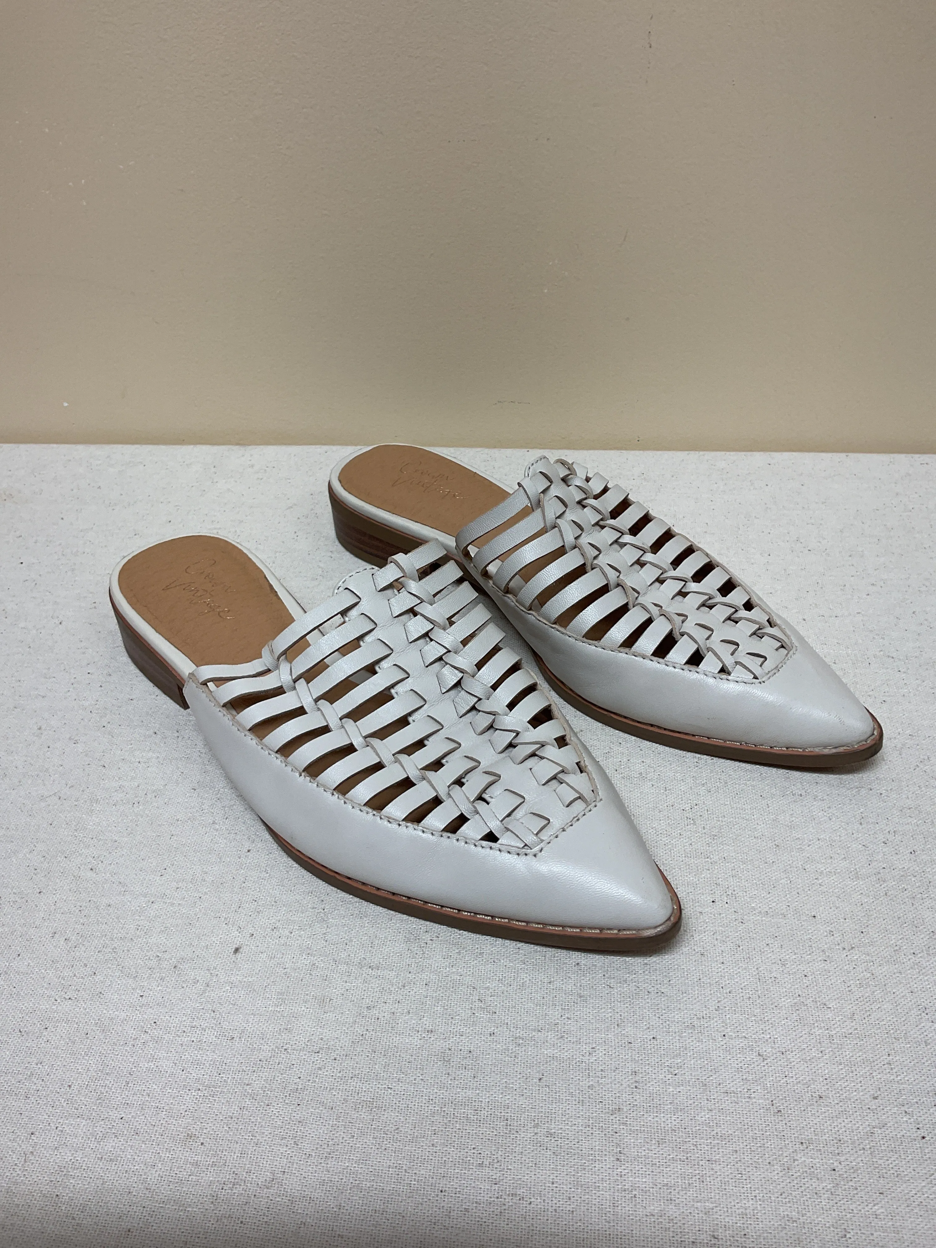 Shoes Flats By Crown Vintage In Cream, Size:6