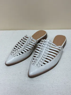 Shoes Flats By Crown Vintage In Cream, Size:6