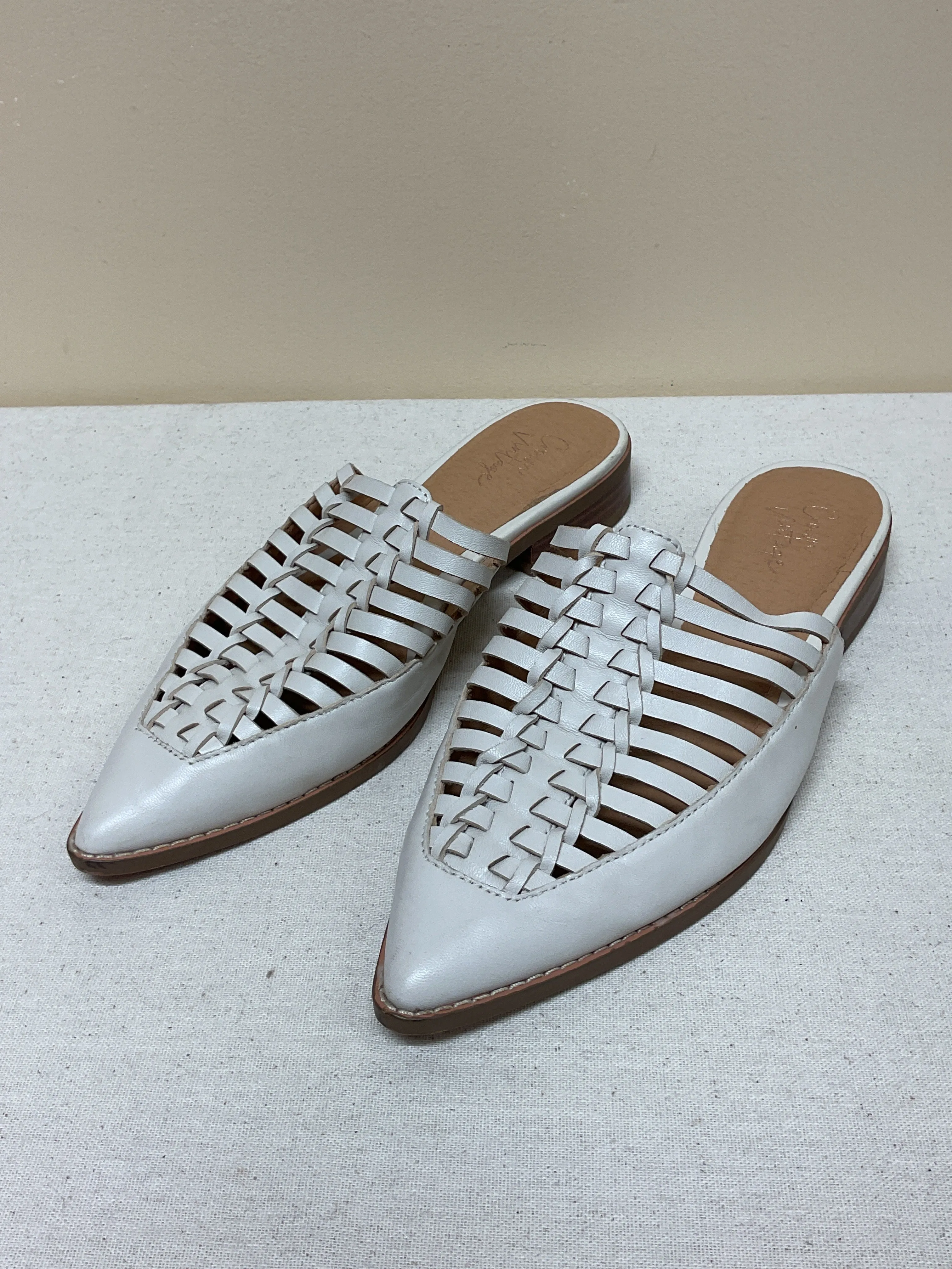 Shoes Flats By Crown Vintage In Cream, Size:6