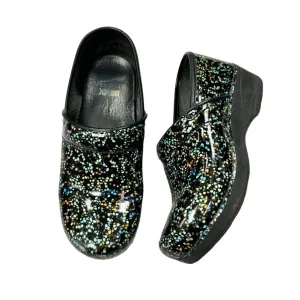 Shoes Flats By Dansko In Black & Green, Size: 7.5